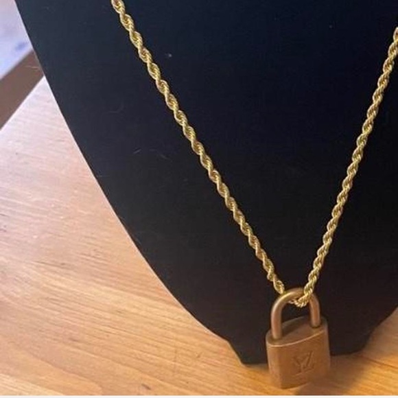 Louis Vuitton Gold Chain Padlock no key - Picture 3 of 5